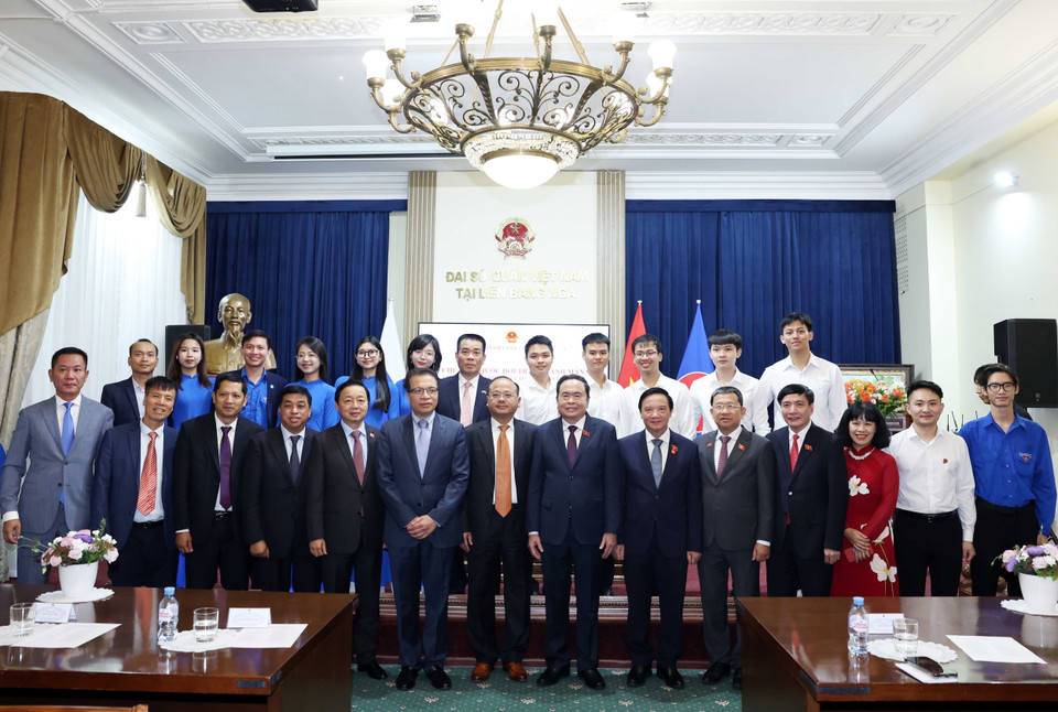 Chủ tịch Quốc hội Trần Thanh Mẫn với cộng đồng người Việt Nam tại Liên bang Nga. (Ảnh: Thống Nhất/TTXVN)