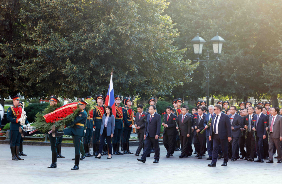 Chiều 8/9/2024 (theo giờ địa phương), tại Thủ đô Moskva, Chủ tịch Quốc hội Trần Thanh Mẫn đặt hoa tại Đài tưởng niệm Liệt sỹ vô danh. (Ảnh: Thống Nhất/TTXVN)
