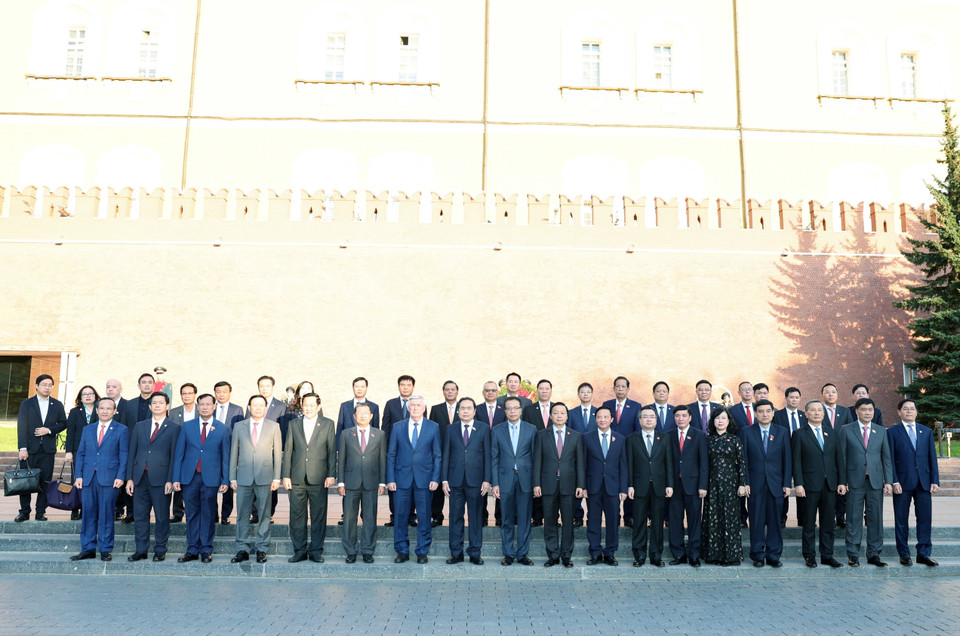 Chủ tịch Quốc hội Trần Thanh Mẫn và các đại biểu tại Đài tưởng niệm Liệt sỹ vô danh. (Ảnh: Thống Nhất/TTXVN)