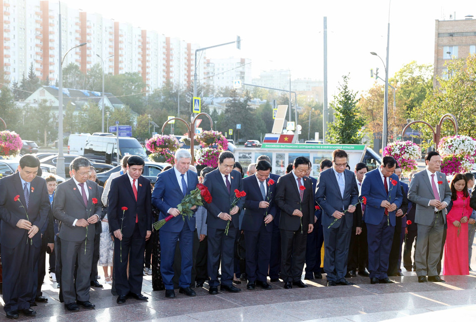 Trong chương trình thăm chính thức Liên bang Nga và đồng chủ trì Phiên họp lần thứ ba Ủy ban Hợp tác liên Nghị viện Việt Nam-Liên bang Nga, chiều 8/9/2024 (theo giờ địa phương), tại Thủ đô Moskva, Chủ tịch Quốc hội Trần Thanh Mẫn dâng hoa tại Tượng đài Chủ tịch Hồ Chí Minh. (Ảnh: Thống Nhất/TTXVN)