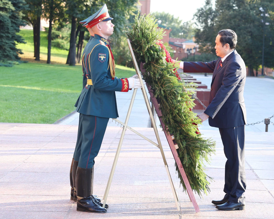Chiều 8/9/2024 (theo giờ địa phương), tại Thủ đô Moskva, Chủ tịch Quốc hội Trần Thanh Mẫn đặt hoa tại Đài tưởng niệm Liệt sỹ vô danh. (Ảnh: Thống Nhất/TTXVN)