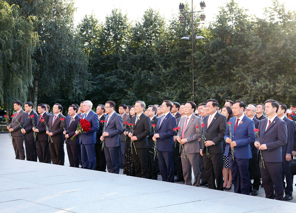 Chủ tịch Quốc hội Trần Thanh Mẫn đặt hoa tại Đài tưởng niệm Liệt sỹ vô danh. (Ảnh: Thống Nhất/TTXVN)