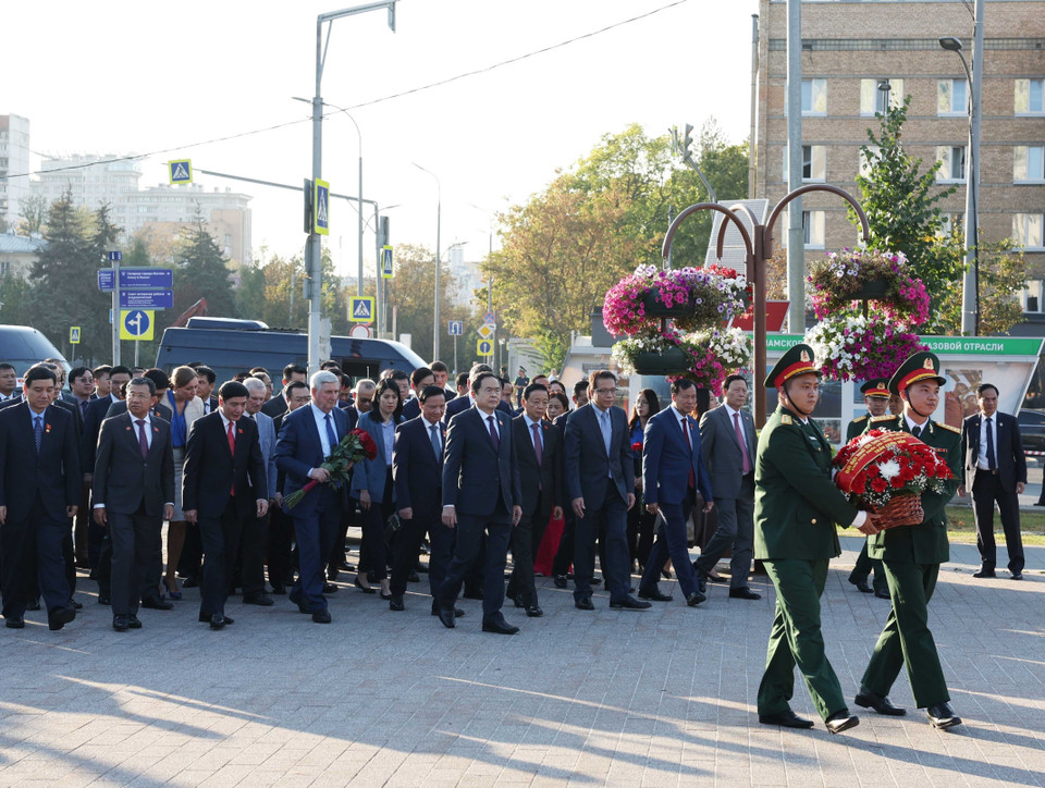 Chủ tịch Quốc hội Trần Thanh Mẫn dâng hoa tại Tượng đài Chủ tịch Hồ Chí Minh. (Ảnh: Thống Nhất/TTXVN)