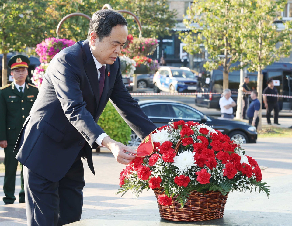 Chủ tịch Quốc hội Trần Thanh Mẫn dâng hoa tại Tượng đài Chủ tịch Hồ Chí Minh ở Thủ đô Moskva. (Ảnh: Thống Nhất/TTXVN)