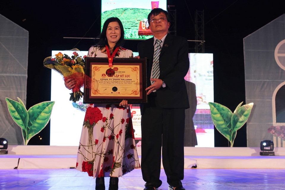 Doanh nhân Hà Thúy Linh, Giám đốc Công ty TNHH Hà Linh nhận bằng chứng nhận Xác lập kỷ lục. (Ảnh: Ly Kha – TTXVN) 