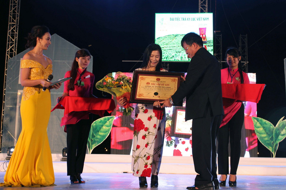 Doanh nhân Hà Thúy Linh, Giám đốc Công ty TNHH Hà Linh nhận bằng chứng nhận Xác lập kỷ lục. (Ảnh: Ly Kha – TTXVN) 