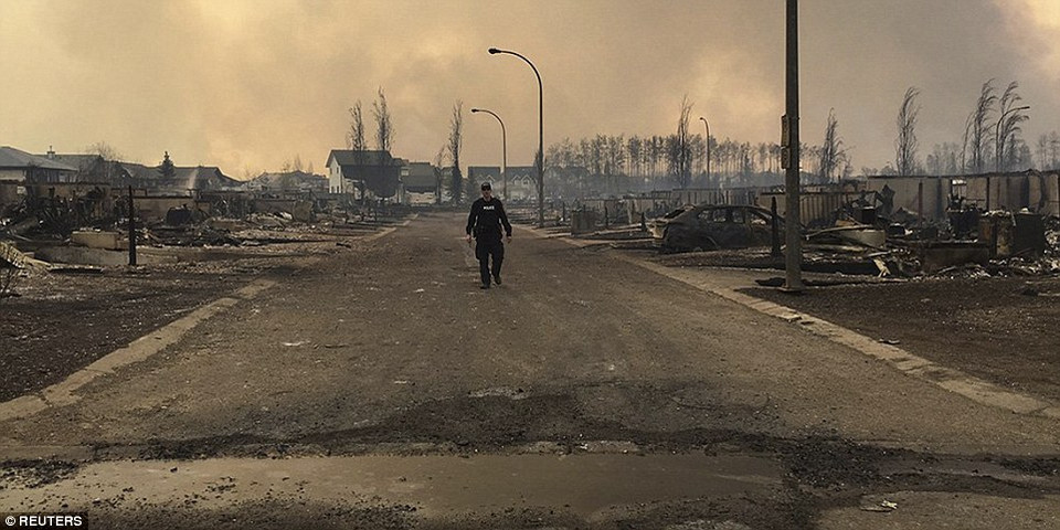 Những gì còn lại sau khi đám cháy đã đi qua một khu phố ở Fort McMurray. (Nguồn: dailymail)