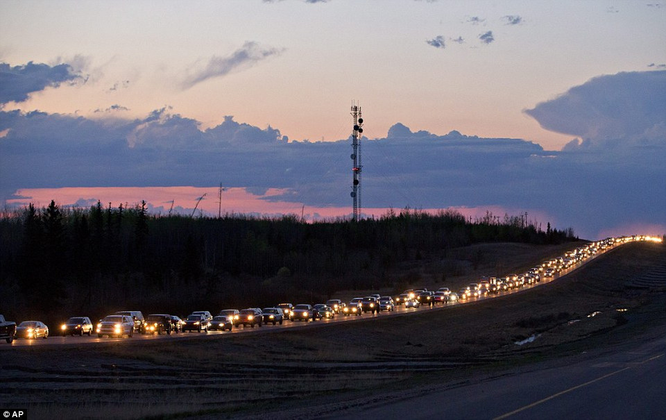 Dòng xe sơ tán chen nhau trên đường cao tốc. (Nguồn: dailymail)