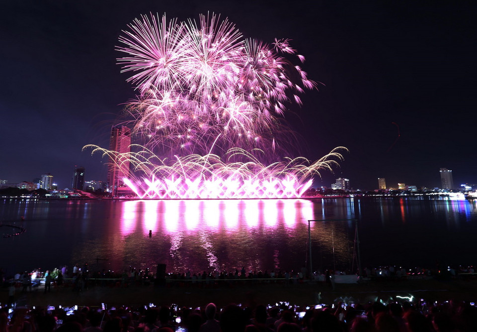  Màn trình diễn pháo hoa của đội Pháp. (Ảnh: Trần Lê Lâm/TTXVN)