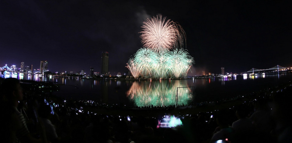 Màn trình diễn pháo hoa của đội Pháp. (Ảnh: Trần Lê Lâm/TTXVN)