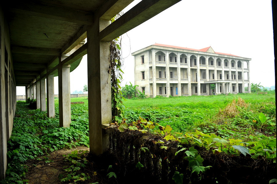 Công trình gồm 2 dãy nhà 3 tầng (nhà hiệu bộ và dãy phòng học) và nhiều công trình phụ trợ khác nằm trên diện tích đất rộng nhiều hécta thu hồi từ đất nông nghiệp của người dân xã Khánh Cường. (Ảnh: Minh Đức/TTXVN)