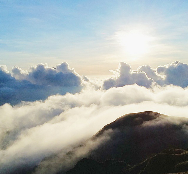 Đỉnh Pulag, Philippines: Nằm ở độ cao 2.922m so với mực lương biển, đỉnh Pulag mang tới cảnh tượng khó quên về những đám may trắng trôi bên dưới chân mình. (Nguồn: Instagram)