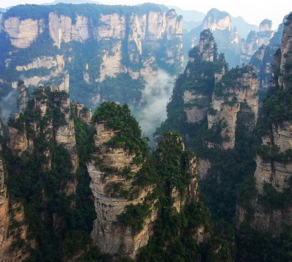 Công viên quốc gia Zhangjiajie, Trung Quốc: Cảnh tượng tuyệt đẹp nơi đây đã truyền cảm hứng cho đoàn làm viên xây dựng thế giới Pandora trong phim Avatar. Chính bởi vậy, một trong những ngọn núi ở đây đã được đặt lại tên là 'Núi Avatar Hallelujah.' (Nguồn: Instagram)