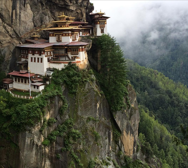 Ngôi đền Tiger's Nest, Bhutan: Ngôi đền đặt ở vị trí ​cheo leo này là thánh địa linh thiêng của những Phật tử ở Himalaya. Ban đầu nó được xây dựng làm tu viện cách đây 320 năm và ở độ cao 914m so với thung lũng Paro. (Nguồn: Instagram)