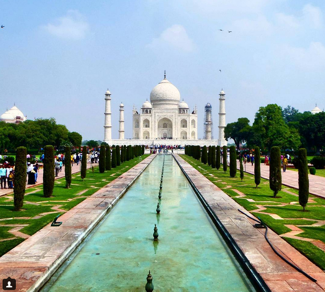 Đền Taj Mahal, Ấn Độ: Nhắc tới những địa điểm đẹp nhất châu Á thì nhất định phải nhắc tới ngôi đền lộng lẫy Taj Mahal. Lăng mộ bằng đá cẩm thạch trắng này nằm ở thành phố Agra, mỗi năm đón chào hơn 3 triệu lượt khách. (nguồn: Instagram)