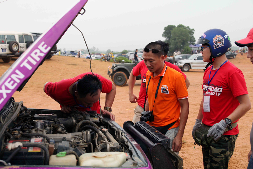 Các đội đua chuẩn bị rất kỹ càng. (Ảnh: Doãn Đức/Vietnam+)