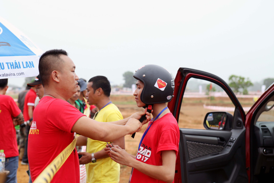 Các đội đua chuẩn bị rất kỹ càng. (Ảnh: Doãn Đức/Vietnam+)