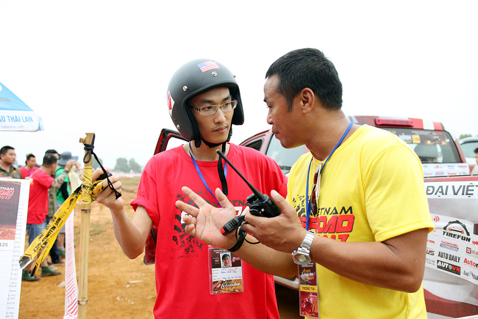 Đội đua nghe hướng dẫn từ ban tổ chức về cách tự tay bấm giờ lúc xuất phát và về đích. (Ảnh: Doãn Đức/Vietnam+)