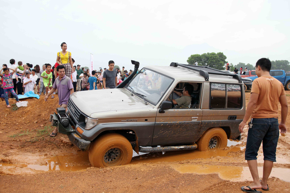 Xe của những khán giả cũng sa lầy… . (Ảnh: Doãn Đức/Vietnam+)