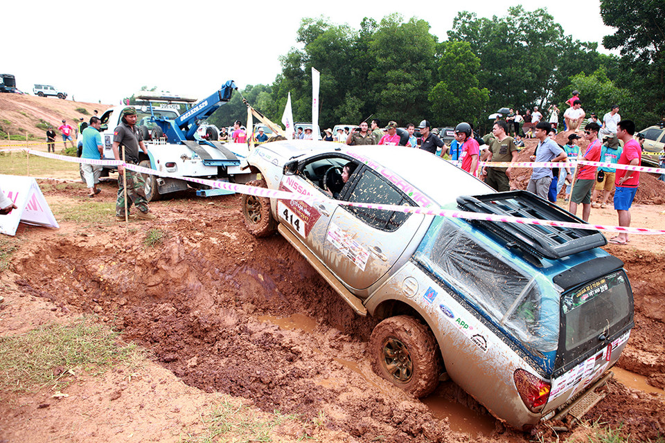 Một số xe không thể vượt qua địa hình khó nên buộc phải gọi xe cứu hộ và xin hủy bài thi. (Ảnh: Doãn Đức/Vietnam+)