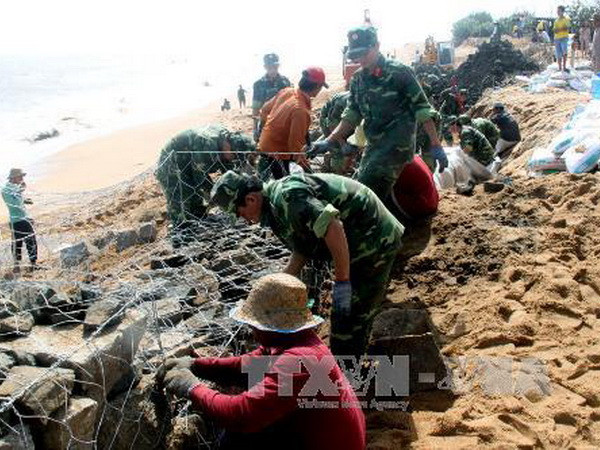 Phú Yên tổ chức thi công khẩn cấp một đoạn kè dài hơn 60 mét nhằm bảo vệ phường Phú Đông (thành phố Tuy Hòa) khỏi sóng biển, phấn đấu hoàn thành trước chiều tối 9/11. (Ảnh: Thế Lập/TTXVN)