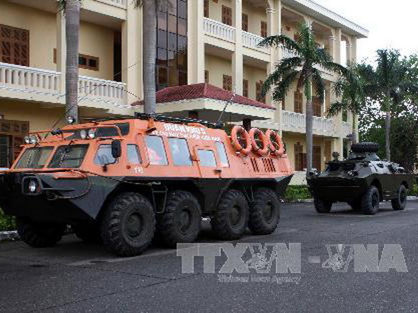  Xe lội nước của Quân khu 5 ứng trực, sẵn sàng tham gia công tác cứu hộ khi xảy ra bão tại Đà Nẵng. (Ảnh: Trần Lê Lâm/TTXVN)