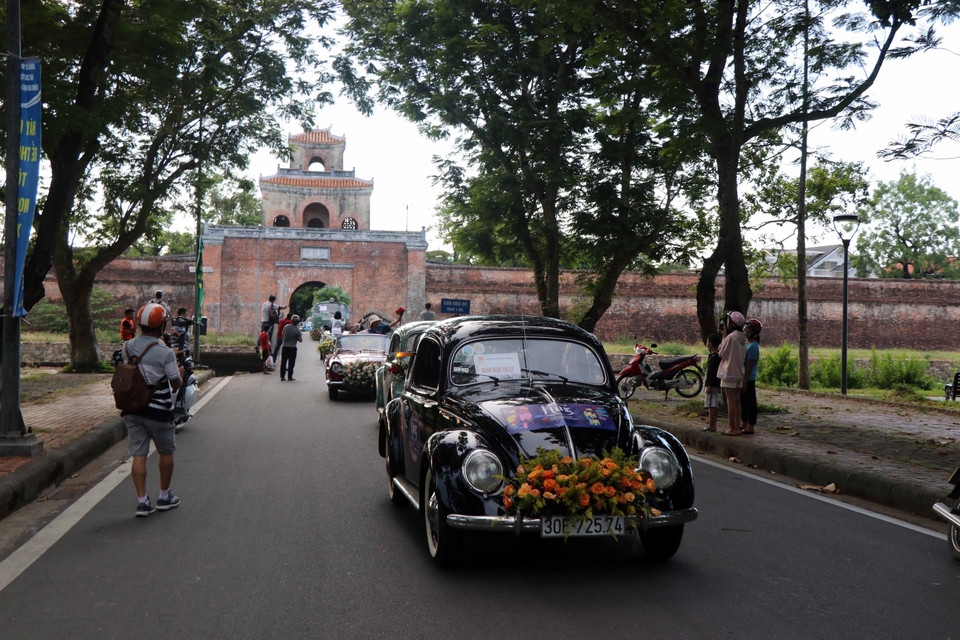 Diễu hành xe ôtô cổ qua cửa thành Nhà Đồ. (Ảnh: Đỗ Trưởng/TTXVN)