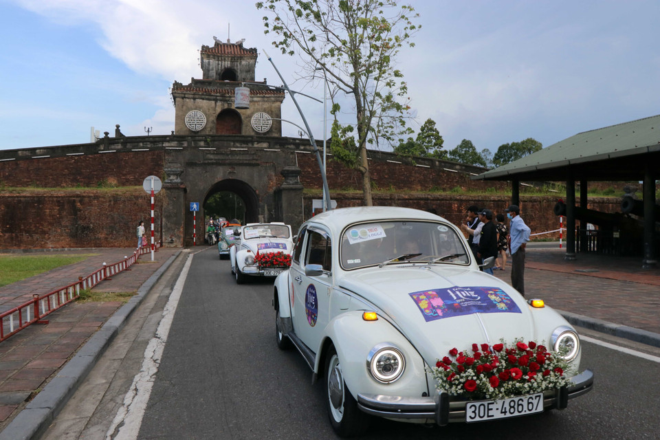 Diễu hành xe qua cửa thành Quảng Đức. (Ảnh: Đỗ Trưởng/TTXVN)