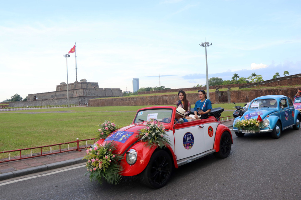 Diễu hành xe ngang qua Cột cờ Huế. (Ảnh: Đỗ Trưởng/TTXVN)