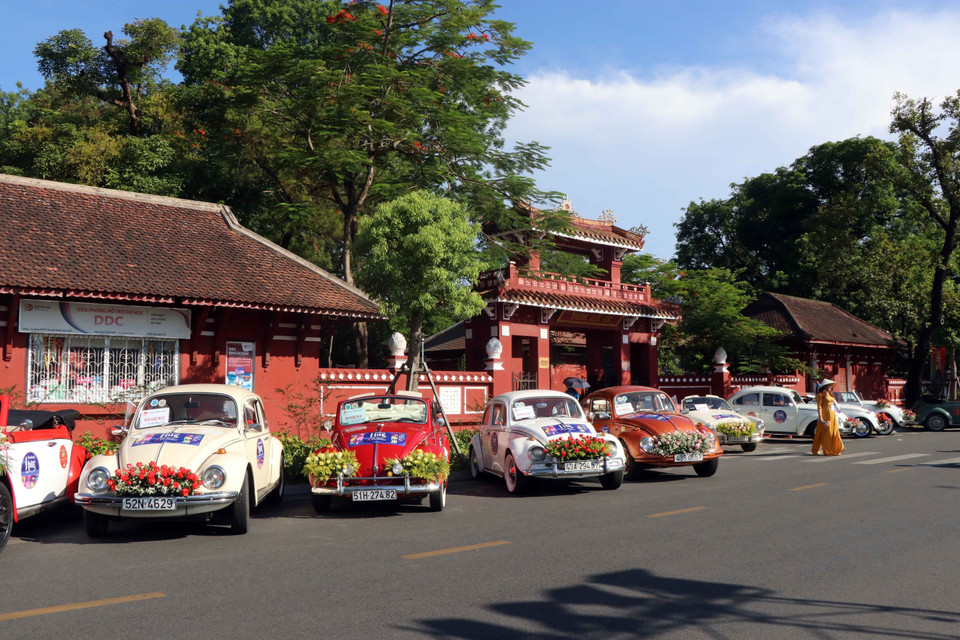 Những chiếc xe cổ đậu trước Trường Trung học Phổ thông Quốc học Huế. (Ảnh: Đỗ Trưởng/TTXVN)