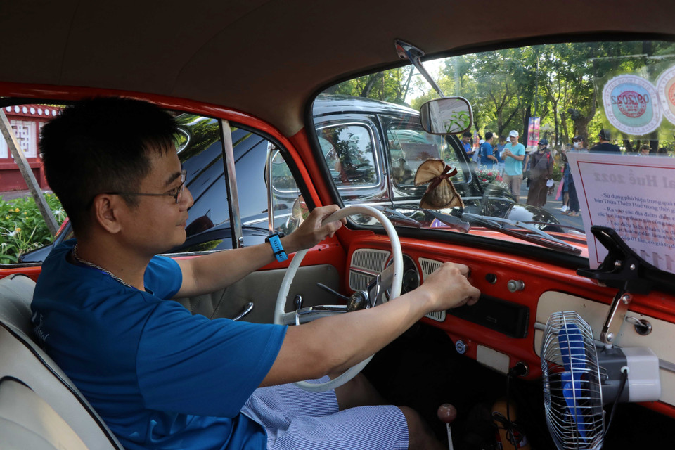 Chương trình thu hút nhiều người đam mê xe cổ từ khắp cả nước tụ hội về thành phố Huế để phô diễn vẻ đẹp của những chiếc xe mình yêu quý. (Ảnh: Đỗ Trưởng/TTXVN)