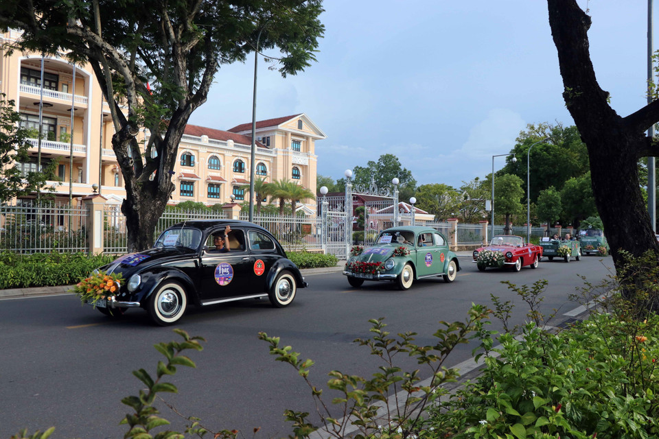 Diễu hành xe qua trụ sở Ủy ban Nhân dân tỉnh Thừa Thiên-Huế. (Ảnh: Đỗ Trưởng/TTXVN)