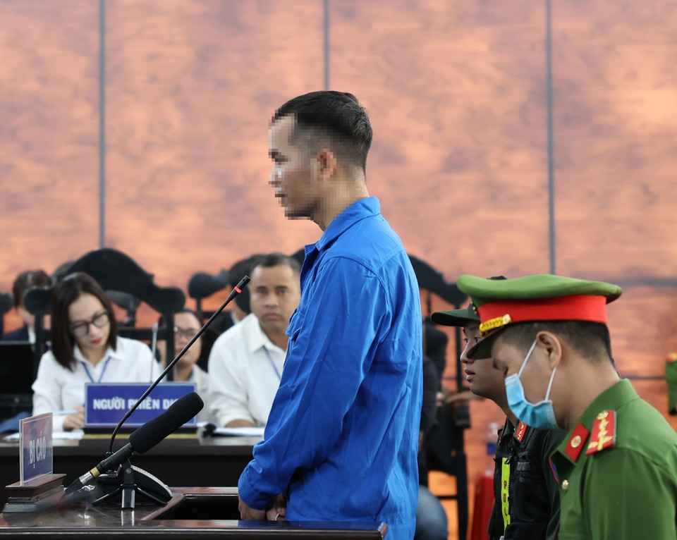 Tiếp tục phiên tòa xét xử sơ thẩm vụ án hình sự “Khủng bố nhằm chống chính quyền nhân dân; Khủng bố; Tổ chức cho người khác xuất cảnh, nhập cảnh trái phép; Che giấu tội phạm” xảy ra tại huyện Cư Kuin (Đắk Lắk) vào tháng Sáu năm ngoái, ngày 17/1/2024, Hội đồng Xét xử tiến hành xét hỏi các bị cáo. (Ảnh: TTXVN)