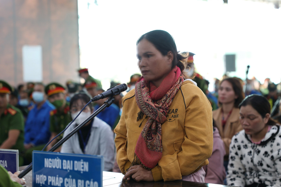 Người đại diện hợp pháp của bị cáo trả lời tại phiên tòa. (Ảnh: TTXVN)