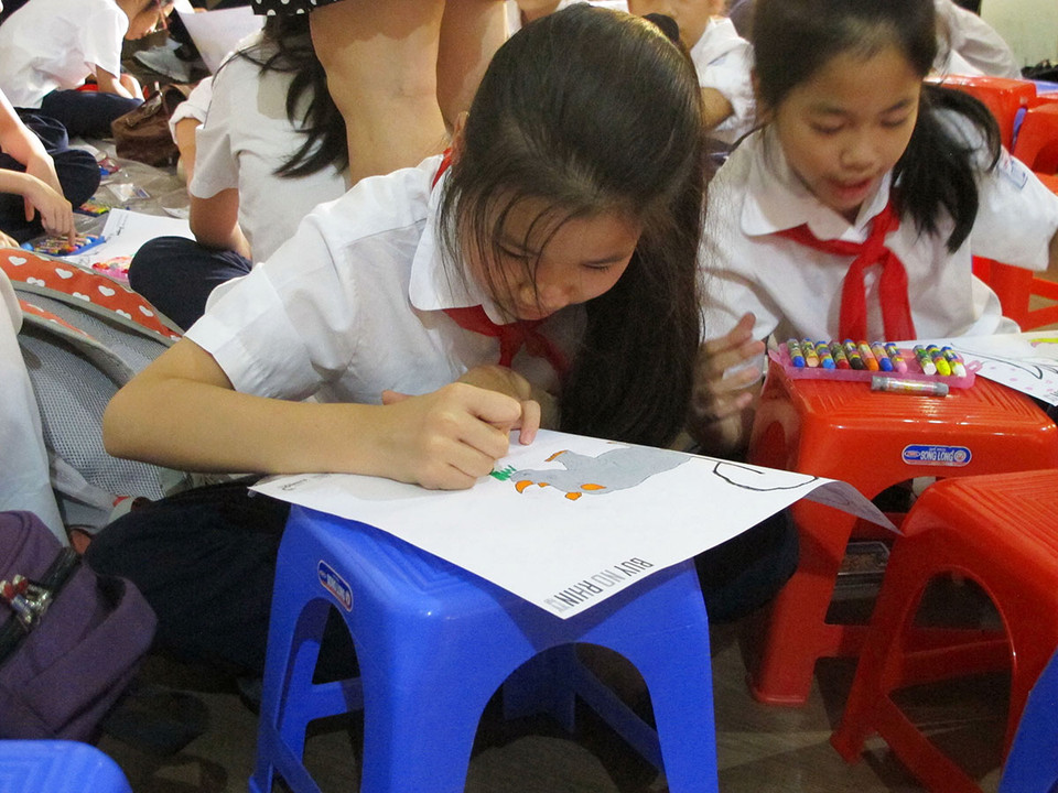 Hoạt động vẽ tranh tô màu với chủ đề tình yêu với chú tê giác cũng được các bạn học sinh hết sức hưởng ứng. (Ảnh: Tiến Đạt/ Vietnam+)
