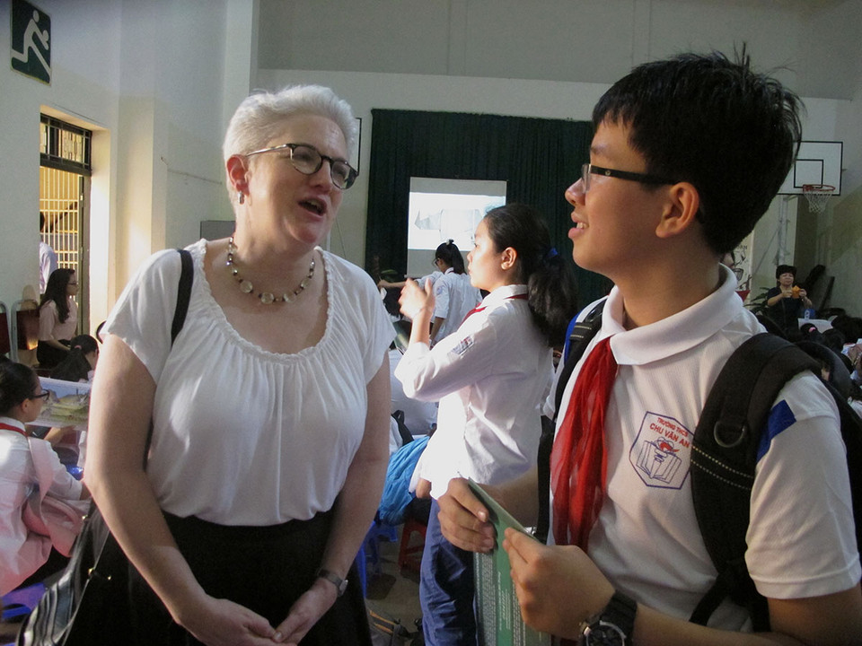 Bà Susan Sutton, Phó Đại sứ Đoàn Ngoại giao Hoa Kỳ tại Việt Nam, đã có nhiều chia sẻ thú vị với các bạn học sinh về vấn đề bảo vệ loài tê giác. (Ảnh: Tiến Đạt/Vietnam+)