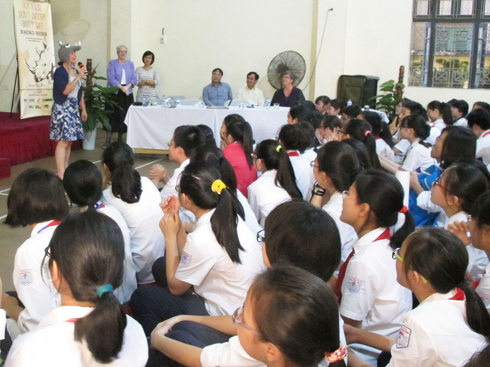 Giao lưu thú vị với Cô Lisa, phụ trách bộ phận báo chí Đại sứ quán Hoa Kỳ, để hiểu hơn về nguy cơ tuyệt chủng của loài tê giác. (Ảnh: Tiến Đạt/Vietnam+)