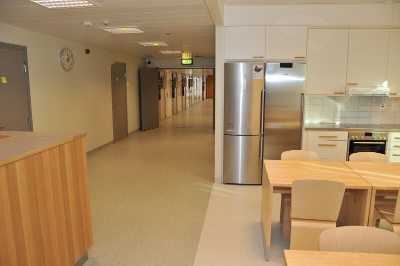 Nhà tù Sollentuna cung cấp thiết bị giúp tù nhân tự nấu ăn, có chỗ xem tivi và tập thể dục. (Nguồn: businessinsider)