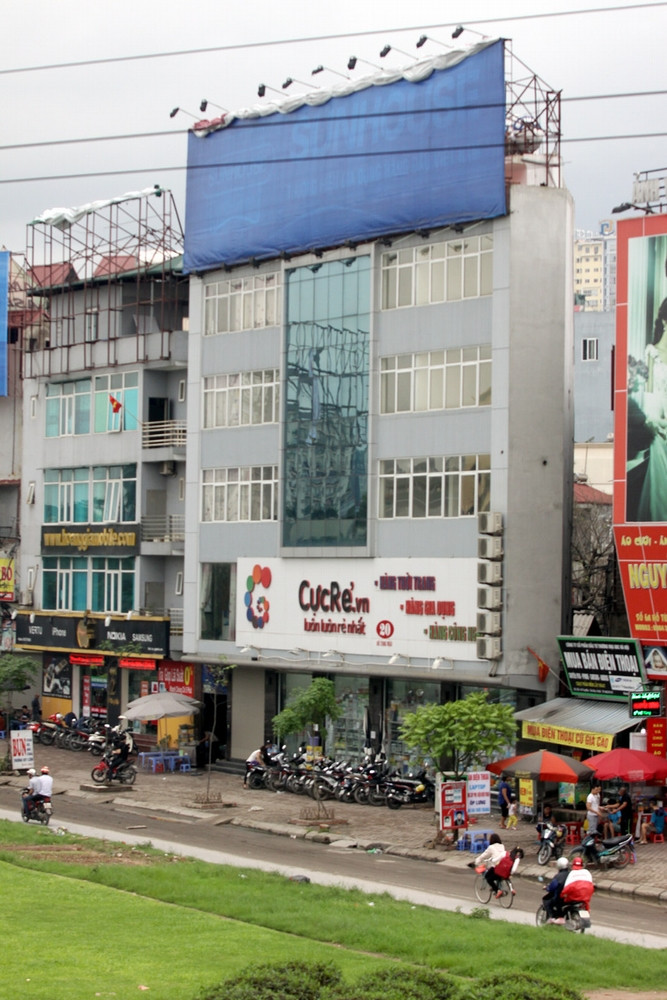 Một ngôi nhà siêu mỏng trên phố Hồ Tùng Mậu, quận Cầu Giấy. (Ảnh: Tuấn Anh/TTXVN)