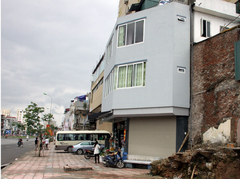 Một ngôi nhà siêu mỏng, siêu méo trên tuyến đường Vành đai 1 Ô Chợ Dừa-Hoàng Cầu. (Ảnh: Tuấn Anh/TTXVN)