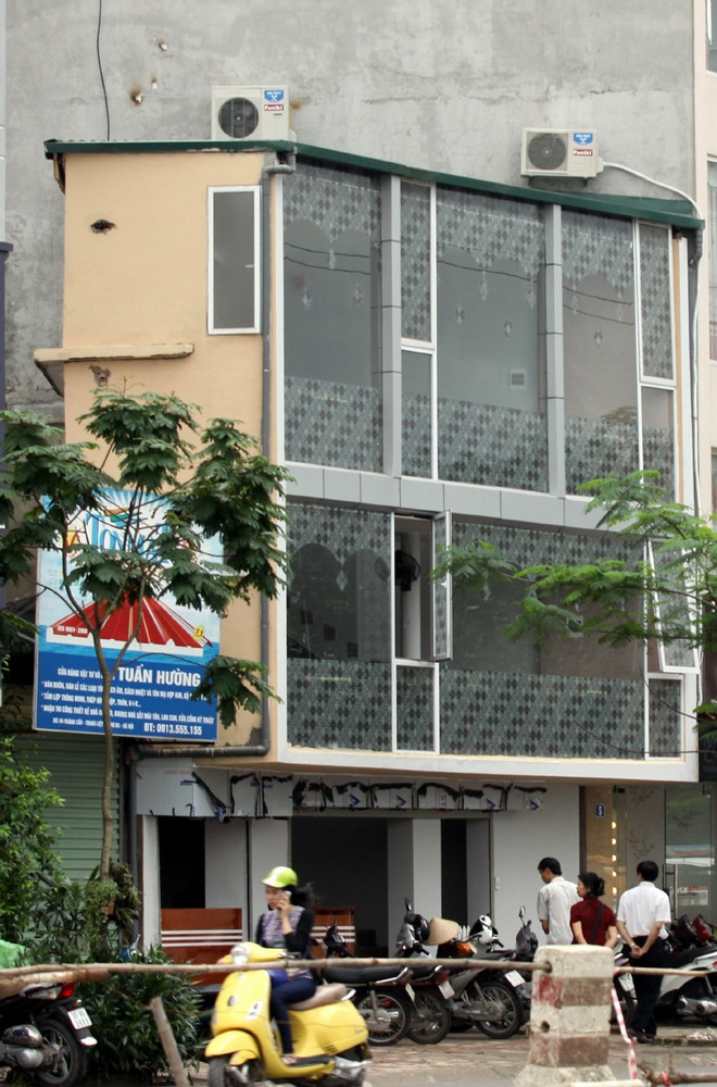 Một ngôi nhà siêu mỏng, siêu méo trên tuyến đường Vành đai 1 Ô Chợ Dừa – Hoàng Cầu. (Ảnh: Tuấn Anh/TTXVN)