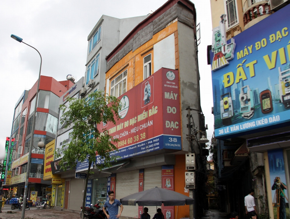  Một ngôi nhà siêu mỏng trên phố Tố Hữu. (Ảnh: Tuấn Anh/TTXVN)