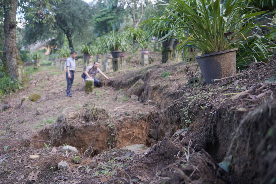 Vết nứt, sụt lún dài khoảng 200m và có nguy cơ lan rộng tại bản du lịch cộng đồng Sin Suối Hồ (Lai Châu). (Ảnh: Nguyễn Oanh/TTXVN)