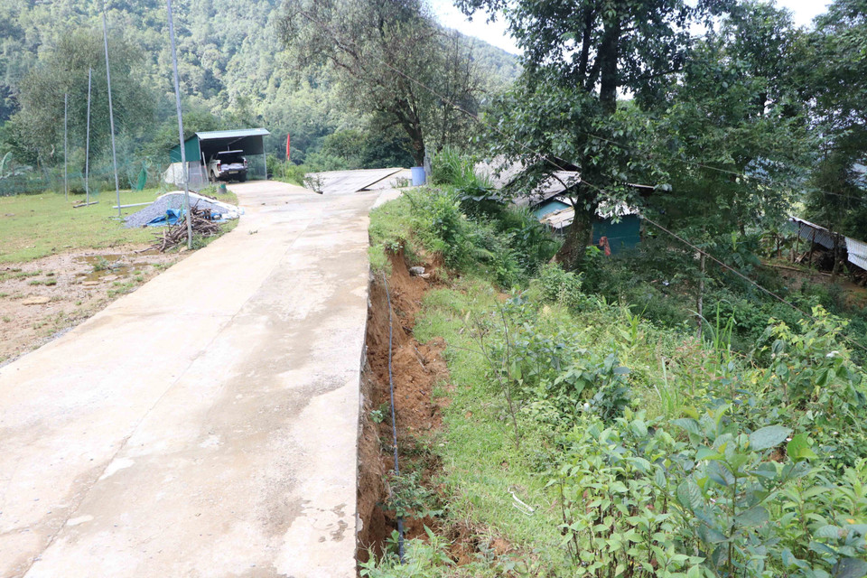 Đường giao thông nội bản bị sụt lún. (Ảnh: Nguyễn Oanh/TTXVN)