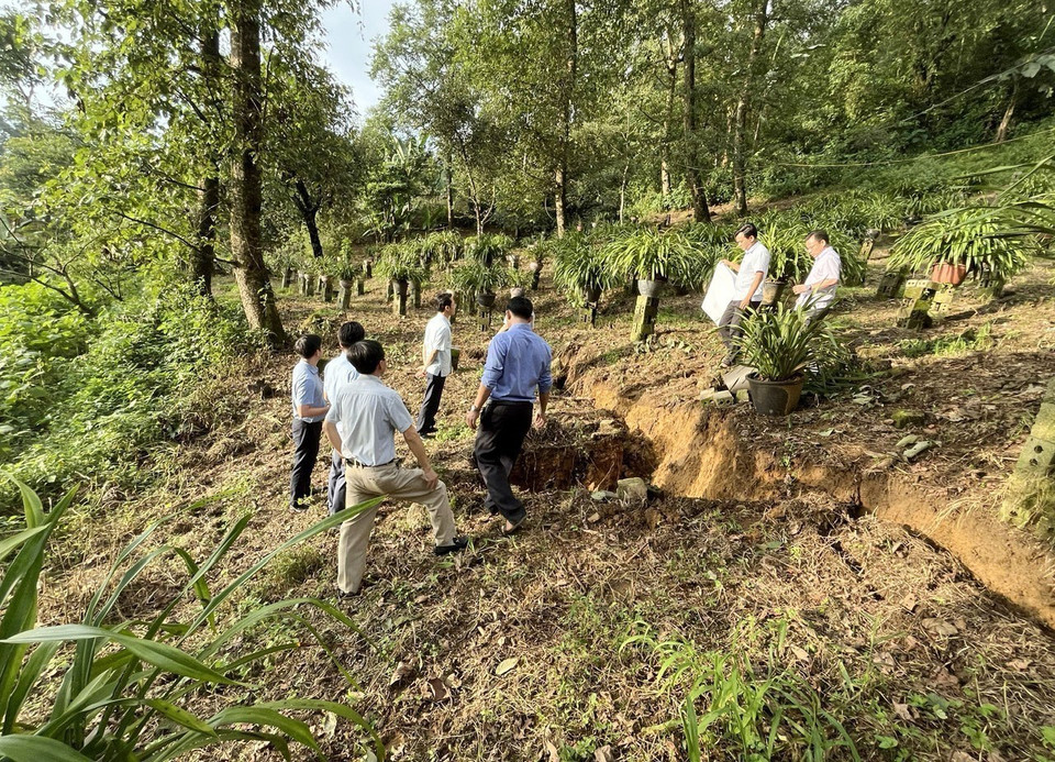 Bản du lịch cộng đồng Sin Suối Hồ xuất hiện vết nứt, sụt lún nguy cơ ảnh hưởng đến sạt lở 19 hộ dân sống bên dưới. (Ảnh: Anh Dưỡng/TTXVN phát)