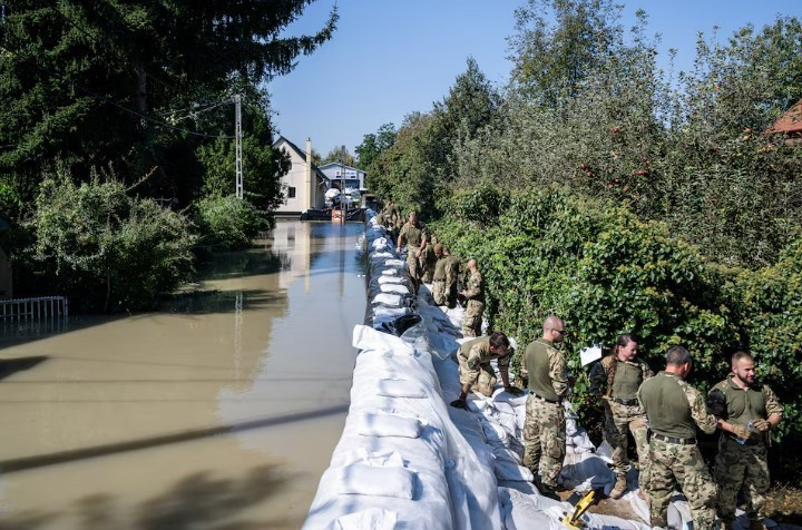 Binh sỹ Hungary chuyển các bao cát ngăn nước sông Danube ở Kismaros dâng cao gây ngập lụt, ngày 19/9/2024. (Ảnh: Reuters/TTXVN)