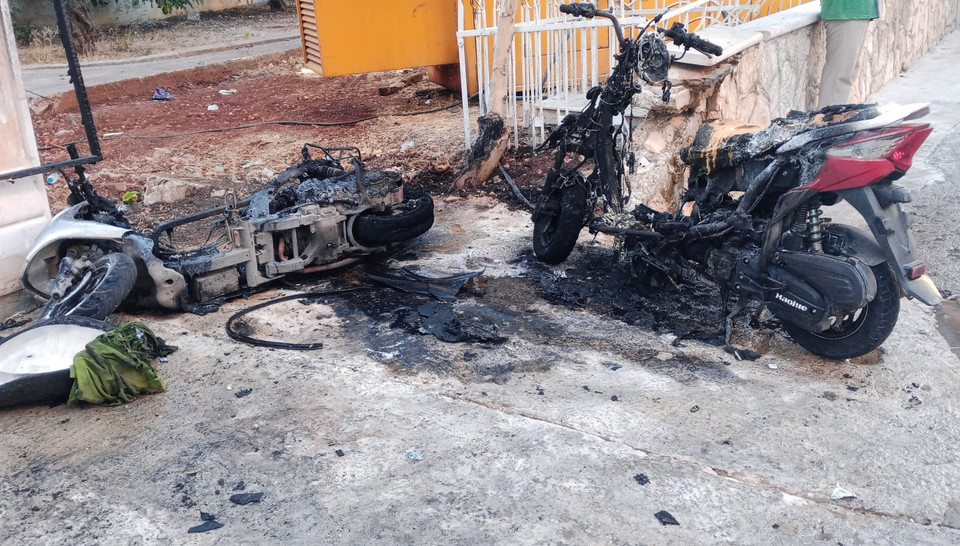 Tối 17/9/2024, ít nhất 8 người đã thiệt mạng và khoảng 2.750 người bị thương, trong đó hơn 200 nạn nhân nguy kịch, trong các vụ nổ máy nhắn tin trên khắp Liban. Trong ảnh: Phương tiện bị phá hủy sau vụ nổ hàng loạt bộ đàm tại Baalbek (Liban) ngày 18/9/2024. (Ảnh: THX/TTXVN)