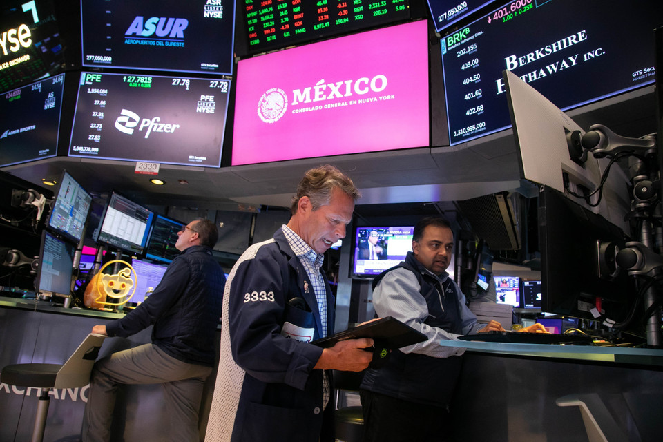 Ngay sau quyết định giảm lãi suất của Fed, kết thúc phiên giao dịch ngày 19/9, chỉ số công nghiệp Dow Jones và S&amp;P 500 đều thiết lập mức cao kỷ lục mới, lần lượt tăng 522,09 điểm, lên mức 42.025,19 điểm và tăng ấn tượng 95,38 điểm, đóng cửa ở mức 5.713,64 điểm. (Ảnh: TTXVN phát)