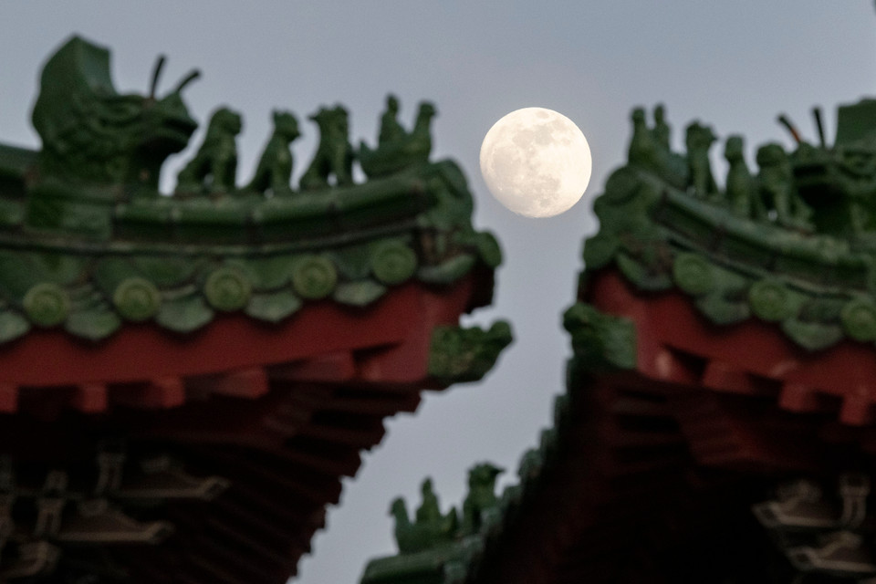 Hình ảnh ấn tượng và quyến rũ của Mặt Trăng vào ngày rằm Trung Thu ở Singapore. (Ảnh: THX/TTXVN)