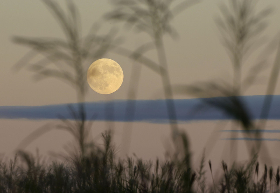 Hình ảnh ấn tượng và quyến rũ của Mặt Trăng vào ngày rằm Trung Thu ở Aso, tỉnh Kumamoto (Nhật Bản). (Ảnh: Kyodo/TTXVN)